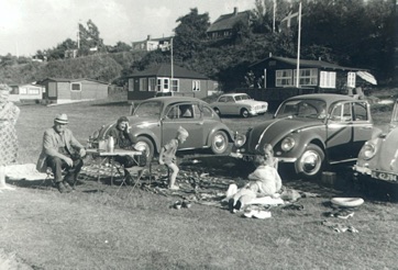 VED STRANDEN - LYSTRUP STRAND, familien Thygesen på udflugt i 1969.